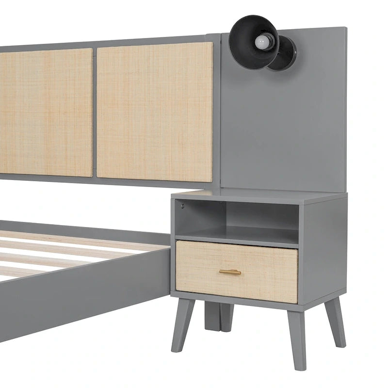 Lit plateforme gris grand format avec tête de lit capitonnée et pieds en bois