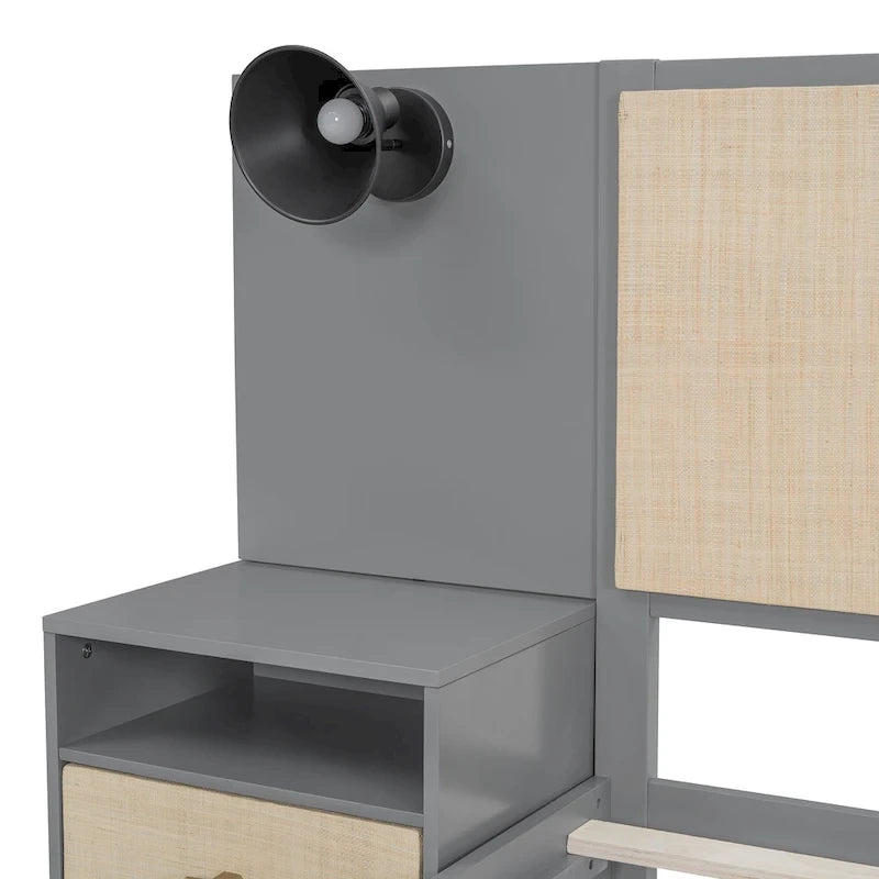 Lit plateforme gris grand format avec tête de lit capitonnée et pieds en bois