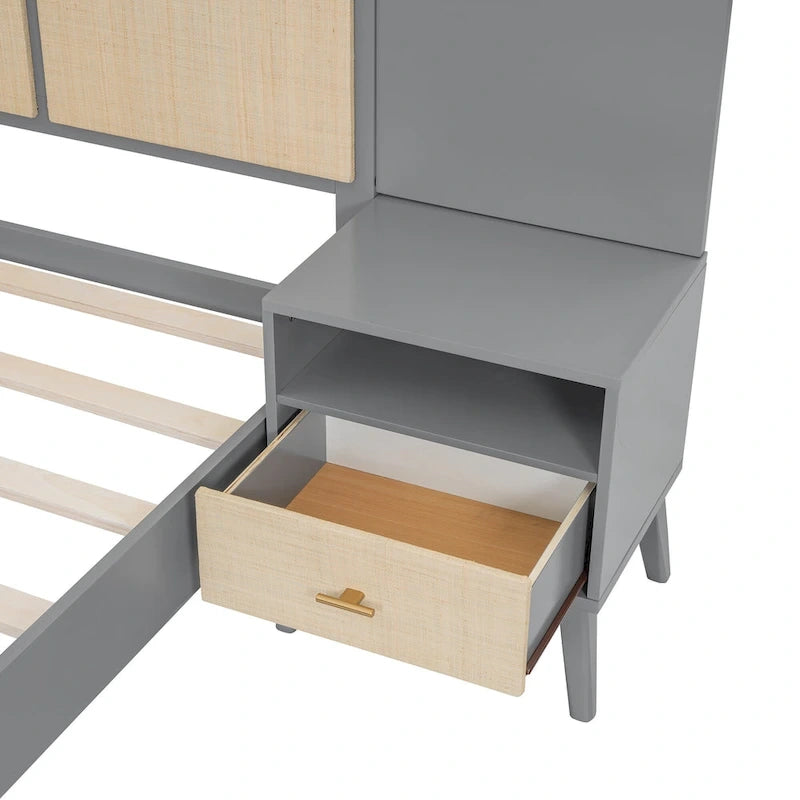 Lit plateforme gris grand format avec tête de lit capitonnée et pieds en bois