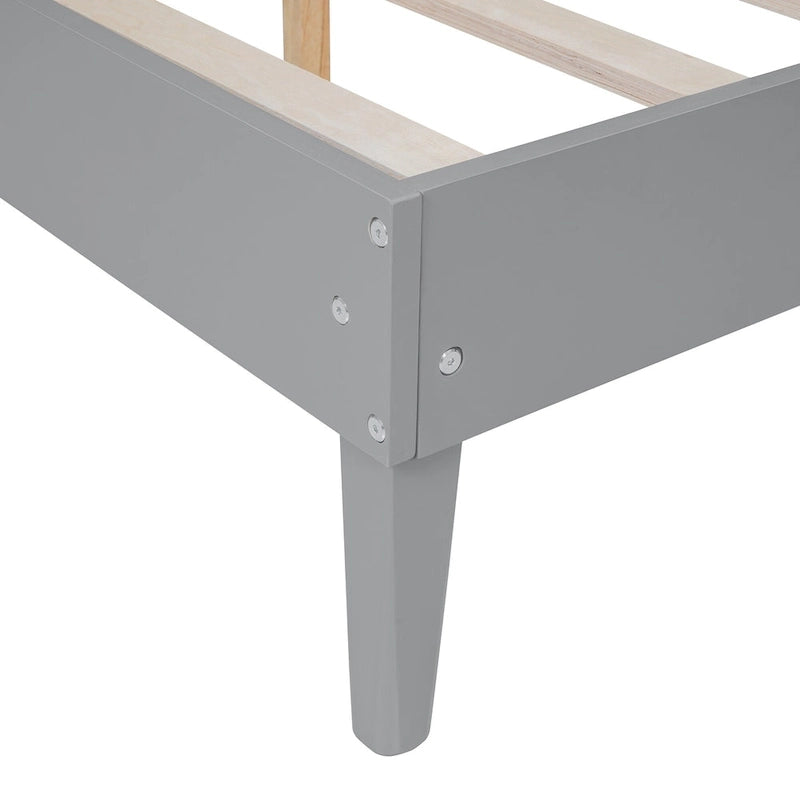 Lit plateforme gris grand format avec tête de lit capitonnée et pieds en bois