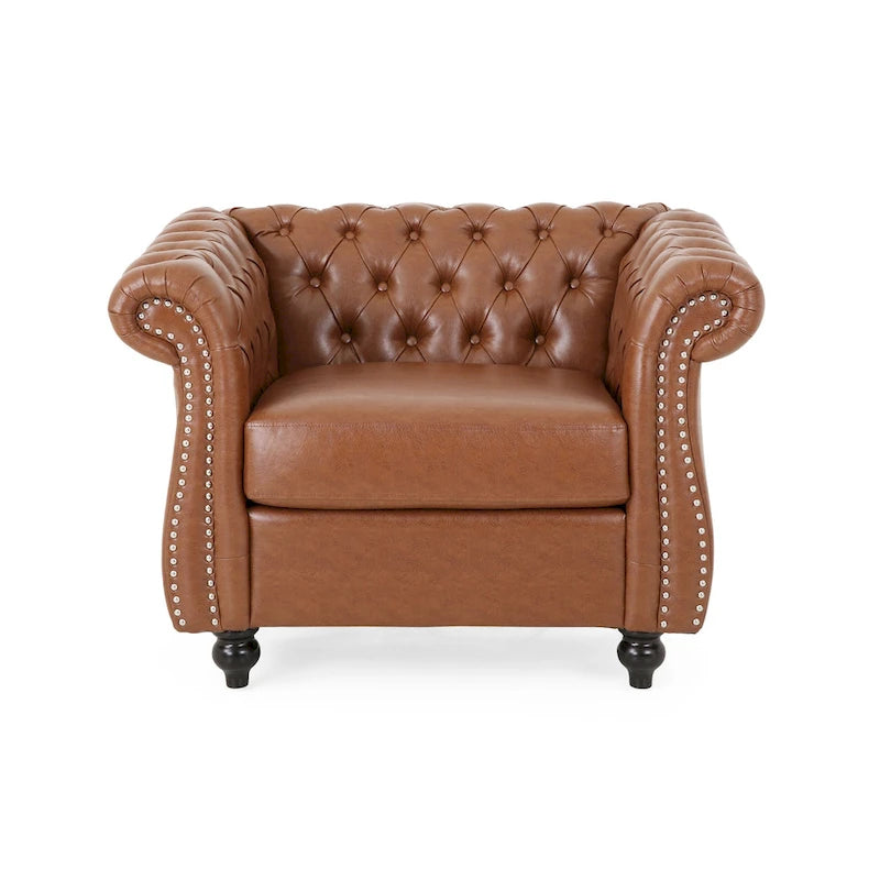 Fauteuil club capitonné en similicuir brun clair avec clous décoratifs et accoudoirs volutes