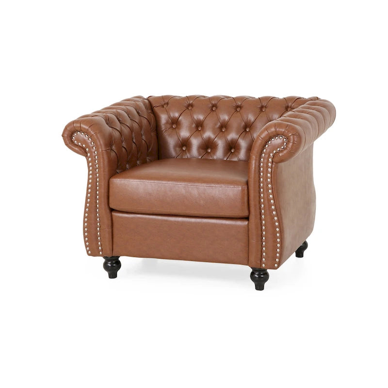 Fauteuil club capitonné en similicuir brun clair avec clous décoratifs et accoudoirs volutes