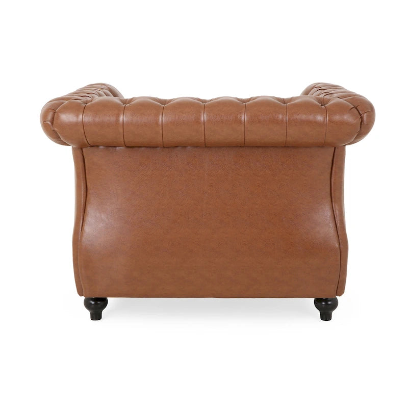 Fauteuil club capitonné en similicuir brun clair avec clous décoratifs et accoudoirs volutes