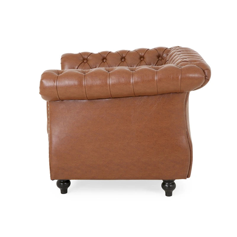 Fauteuil club capitonné en similicuir brun clair avec clous décoratifs et accoudoirs volutes