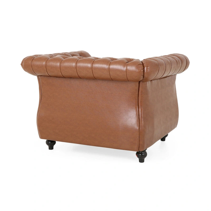 Fauteuil club capitonné en similicuir brun clair avec clous décoratifs et accoudoirs volutes