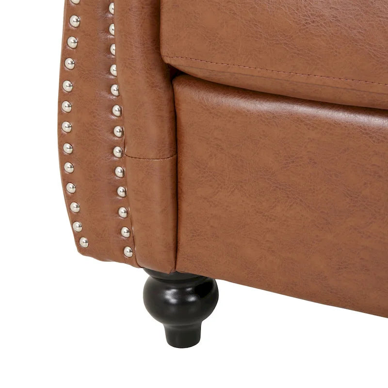 Fauteuil club capitonné en similicuir brun clair avec clous décoratifs et accoudoirs volutes