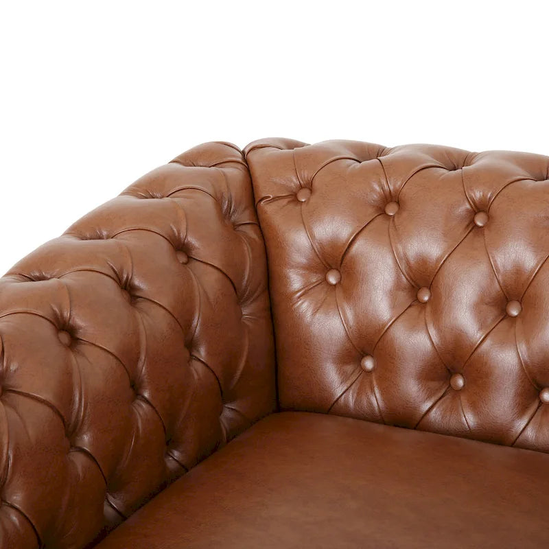 Fauteuil club capitonné en similicuir brun clair avec clous décoratifs et accoudoirs volutes