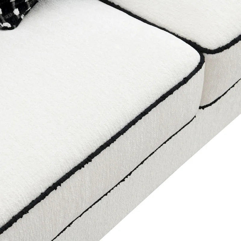 Canapé à accoudoirs roulés en chenille blanche avec passepoil contrastant et coussins décoratifs
