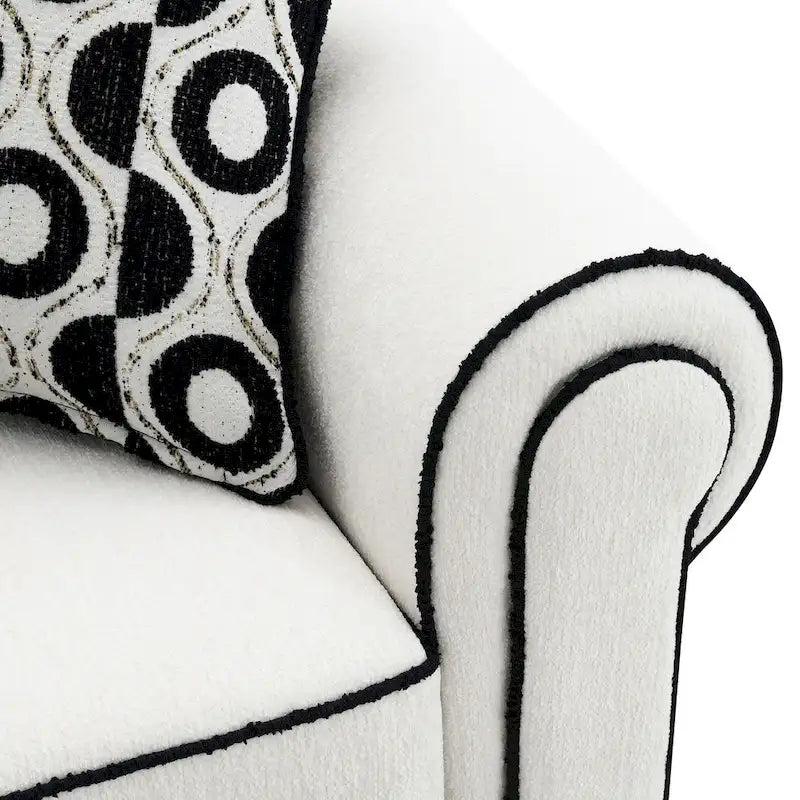 Canapé à accoudoirs roulés en chenille blanche avec passepoil contrastant et coussins décoratifs