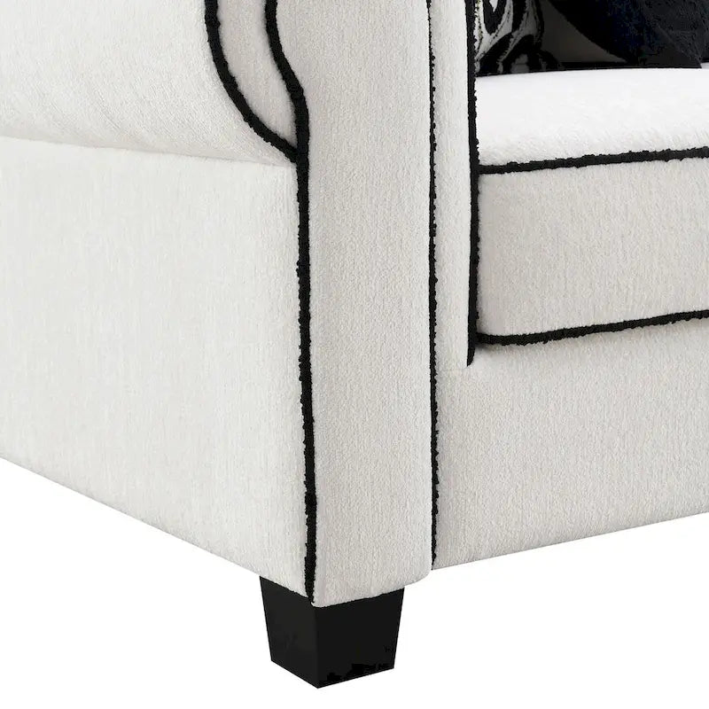 Canapé à accoudoirs roulés en chenille blanche avec passepoil contrastant et coussins décoratifs