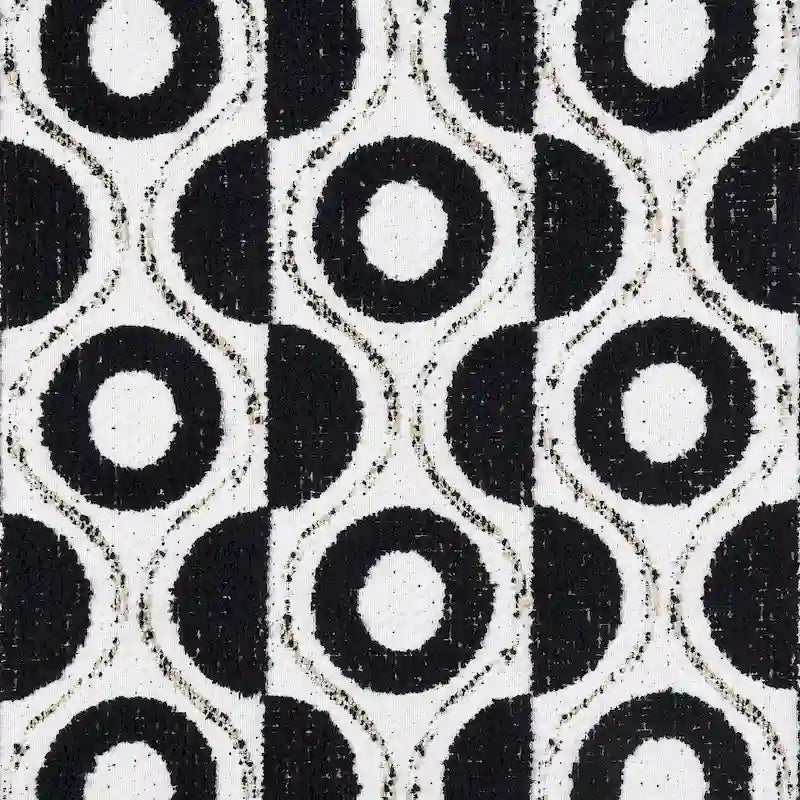 Canapé à accoudoirs roulés en chenille blanche avec passepoil contrastant et coussins décoratifs