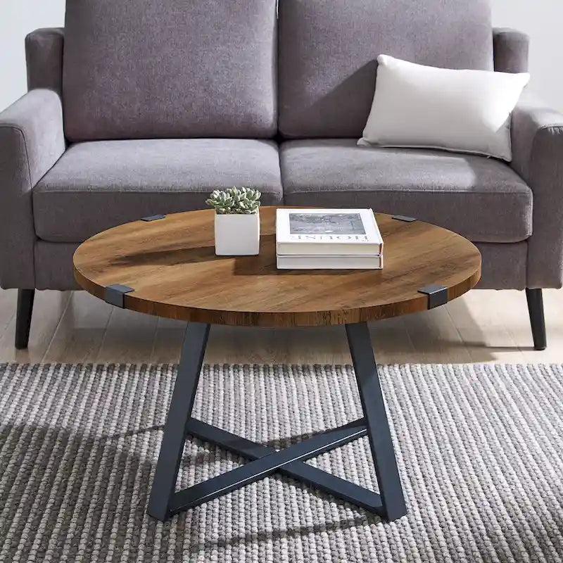 Table basse ronde industrielle avec plateau aspect bois et piètement en X en métal