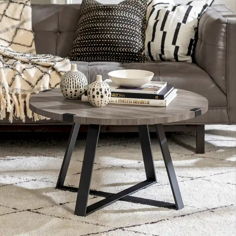 Table basse ronde industrielle avec plateau aspect bois et piètement en X en métal