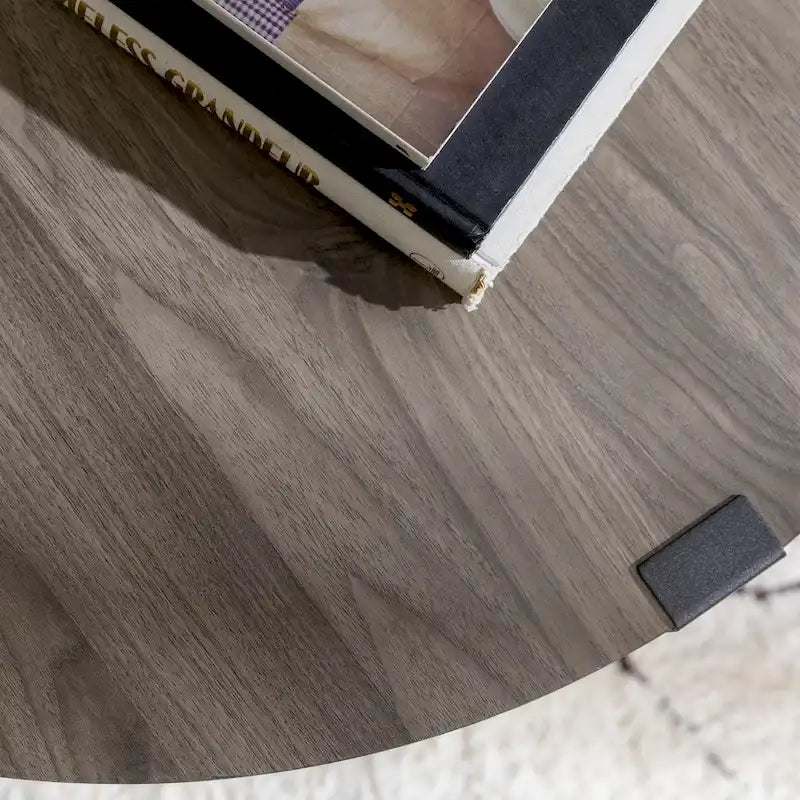 Table basse ronde industrielle avec plateau aspect bois et piètement en X en métal