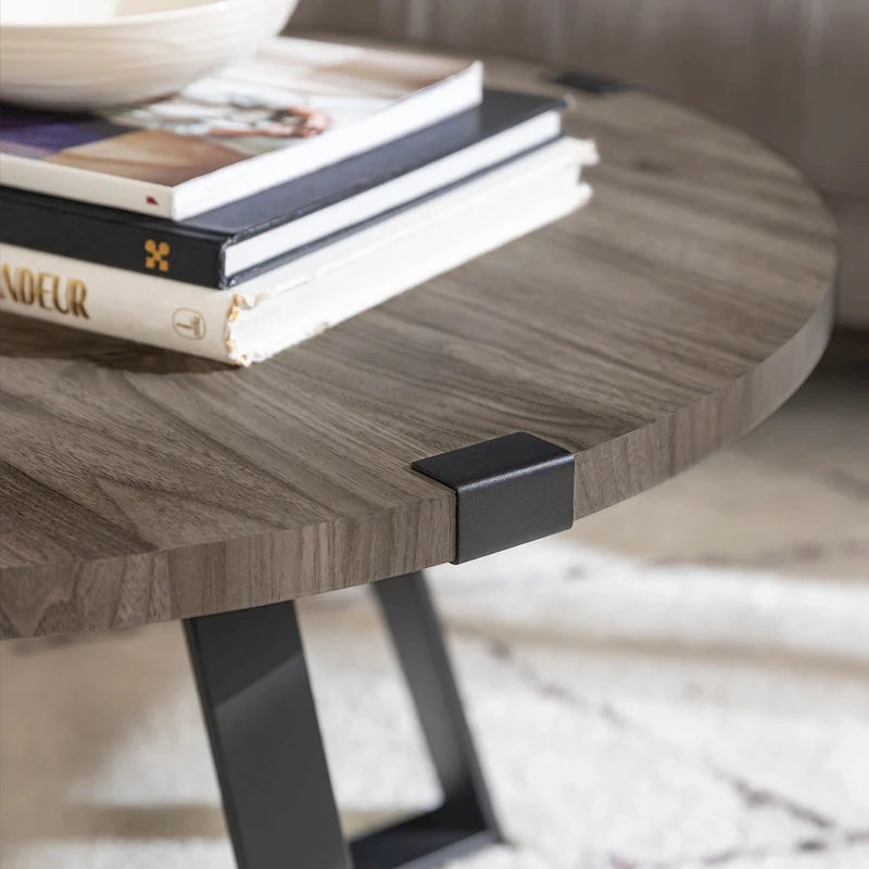 Table basse ronde industrielle avec plateau aspect bois et piètement en X en métal