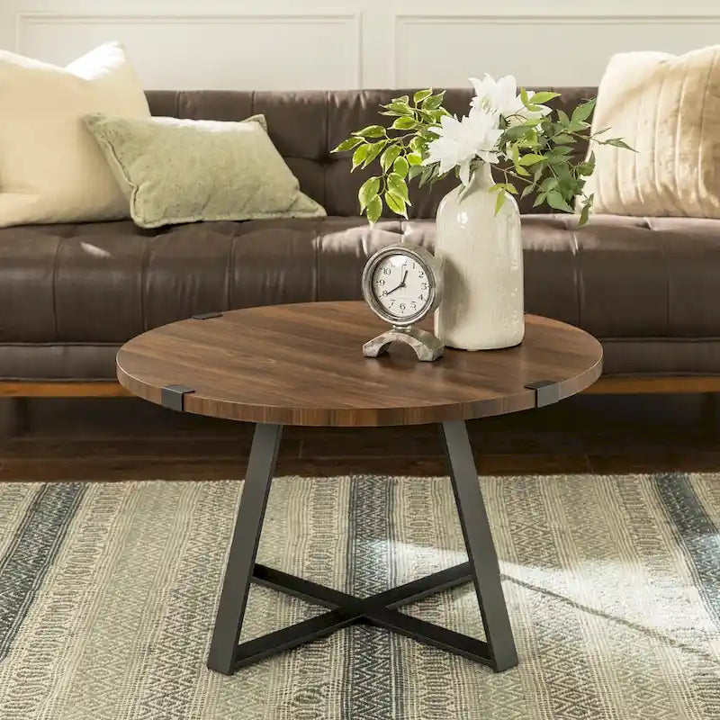 Table basse ronde industrielle avec plateau aspect bois et piètement en X en métal