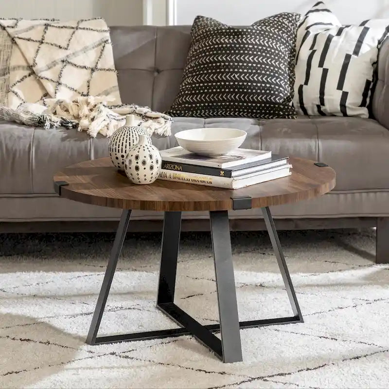 Table basse ronde industrielle avec plateau aspect bois et piètement en X en métal