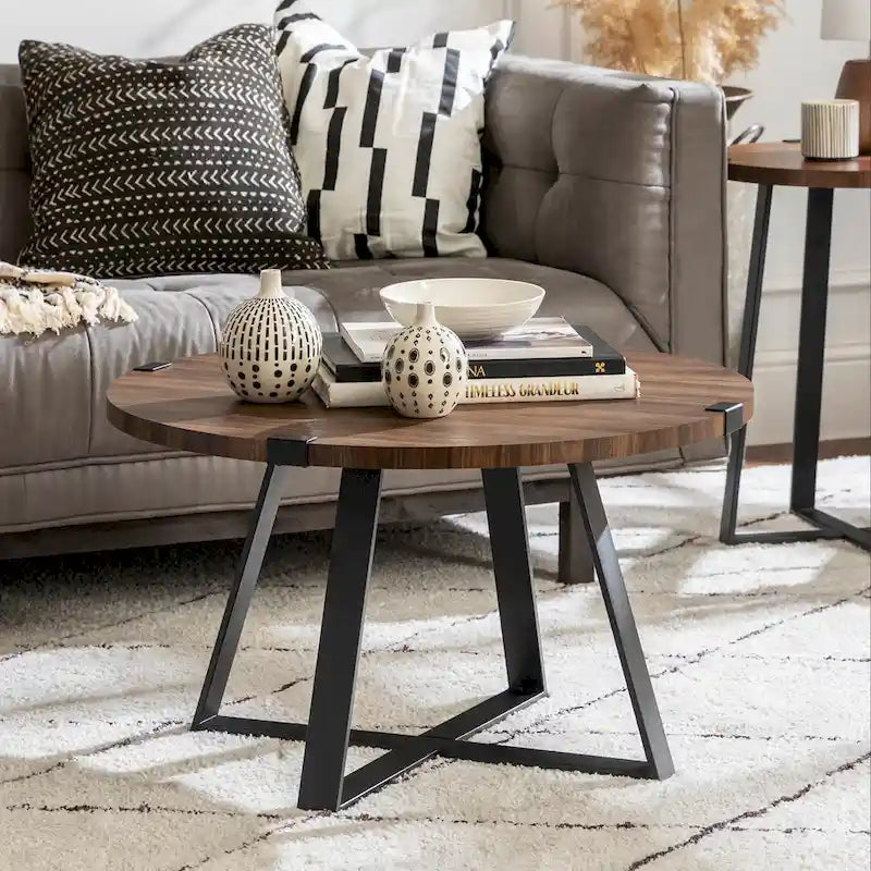 Table basse ronde industrielle avec plateau aspect bois et piètement en X en métal
