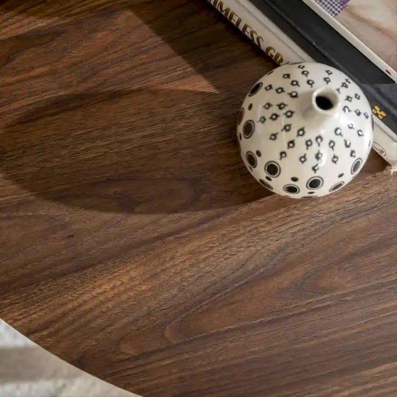 Table basse ronde industrielle avec plateau aspect bois et piètement en X en métal