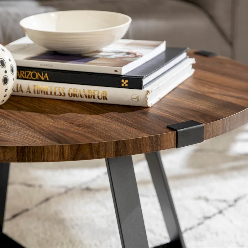 Table basse ronde industrielle avec plateau aspect bois et piètement en X en métal