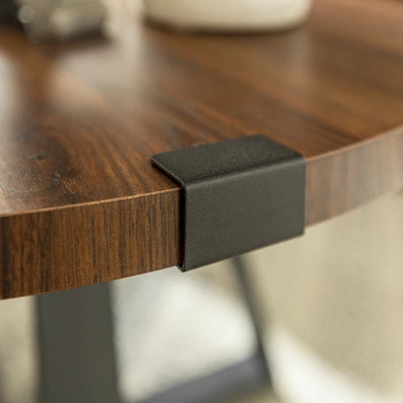 Table basse ronde industrielle avec plateau aspect bois et piètement en X en métal