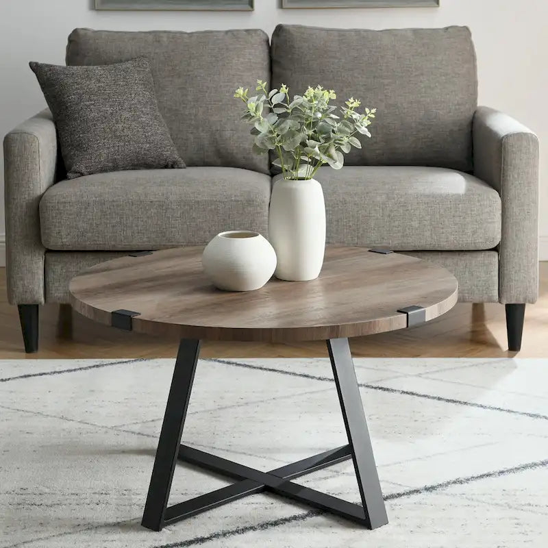Table basse ronde industrielle avec plateau aspect bois et piètement en X en métal