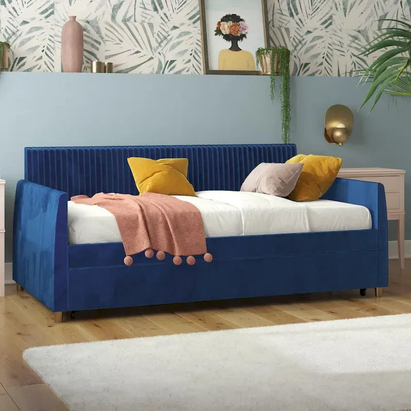 Lit de repos simple rembourré en velours bleu avec dossier capitonné et pieds en laiton