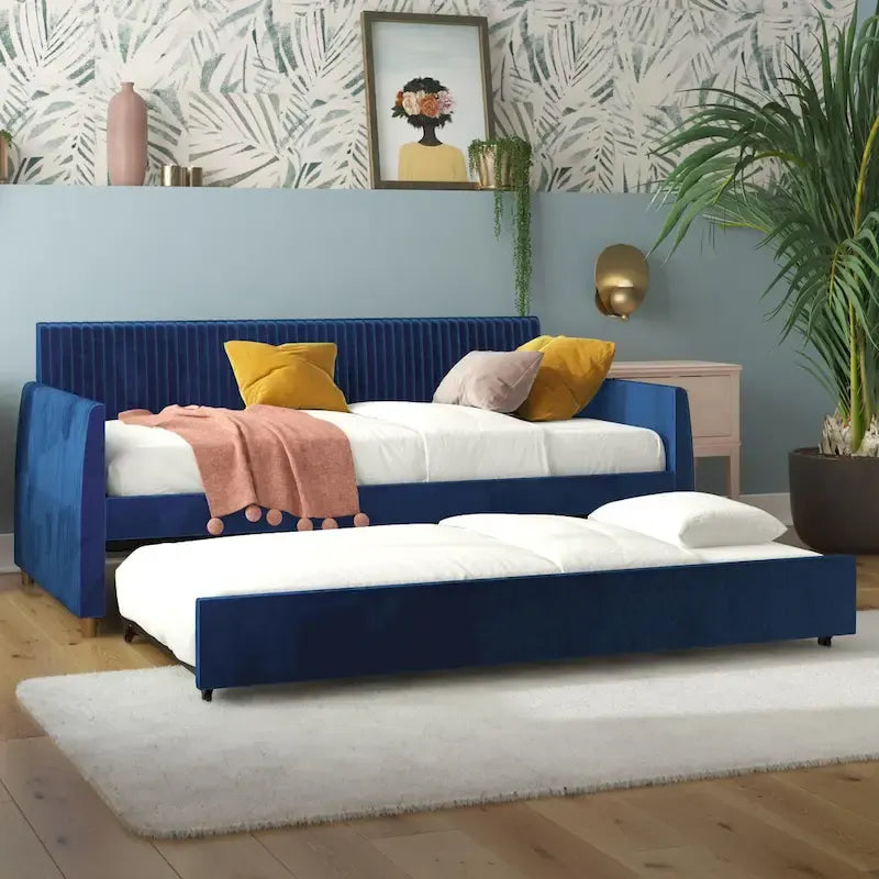 Lit de repos simple rembourré en velours bleu avec dossier capitonné et pieds en laiton