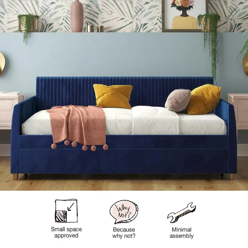 Lit de repos simple rembourré en velours bleu avec dossier capitonné et pieds en laiton