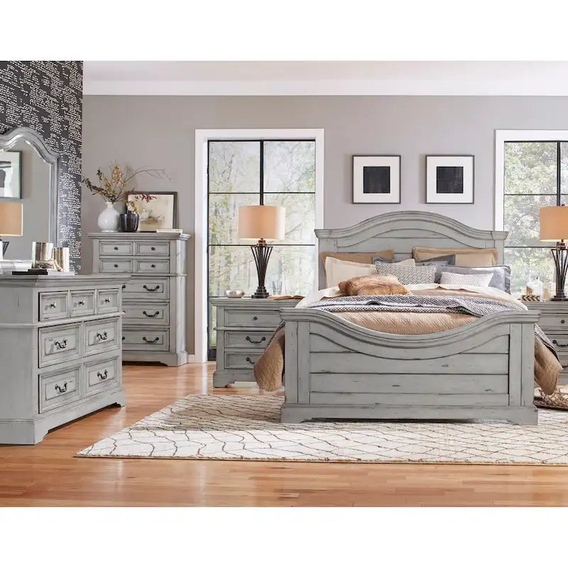 Commode rustique à 5 tiroirs avec poignées en métal martelé à la finition vieillie