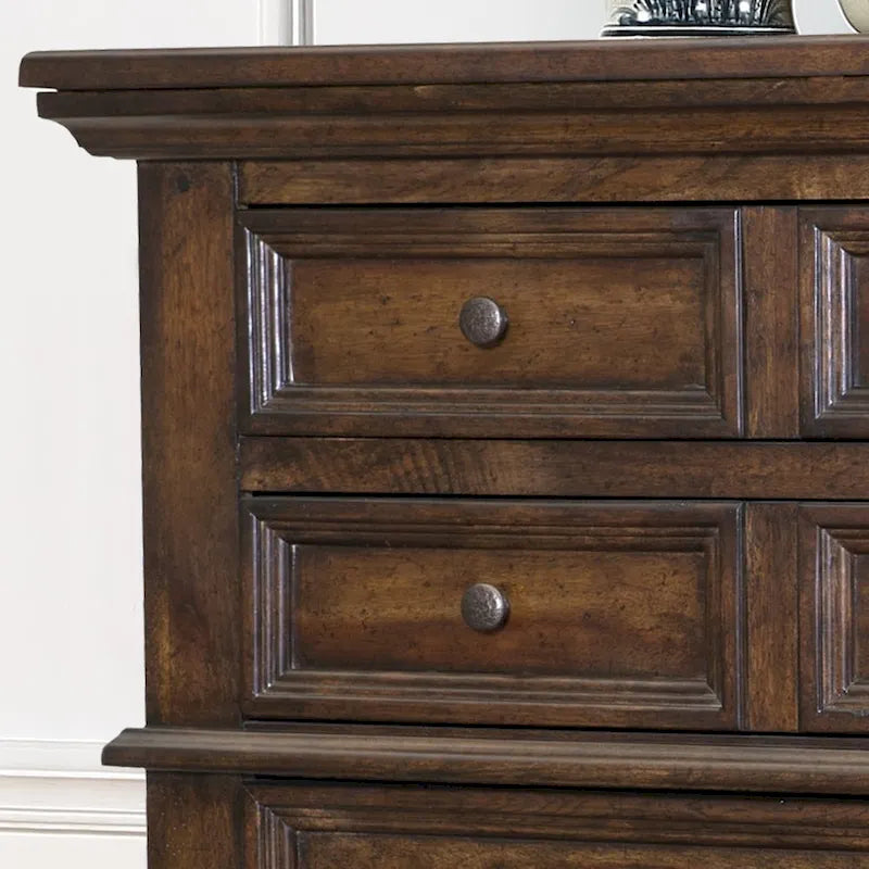 Commode rustique à 5 tiroirs avec poignées en métal martelé à la finition vieillie