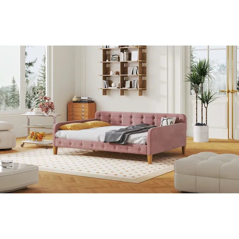 Canapé-lit capitonné en velours rose avec accoudoirs et pieds en bois