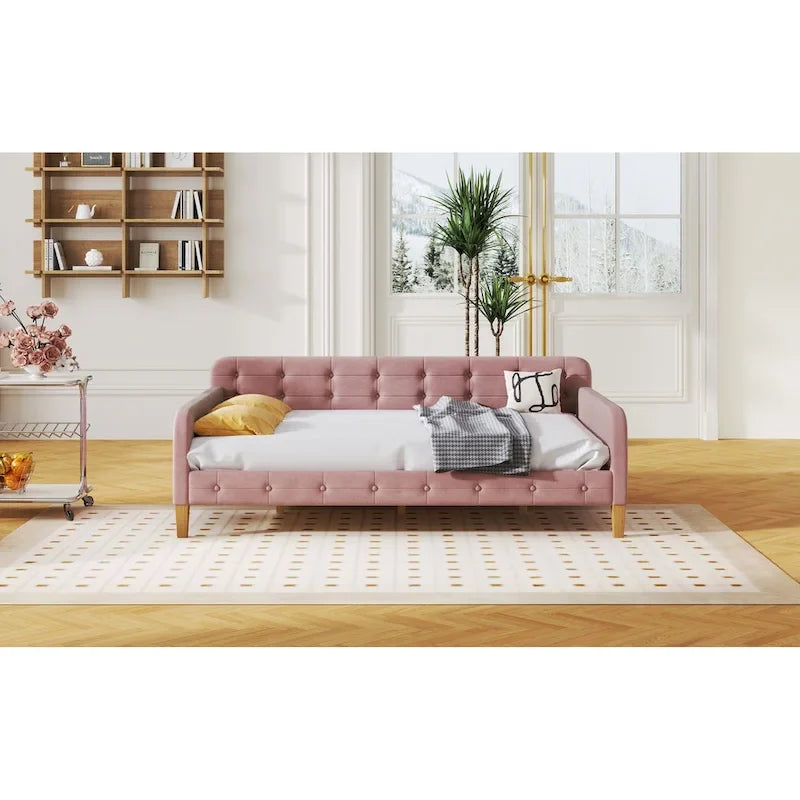 Canapé-lit capitonné en velours rose avec accoudoirs et pieds en bois