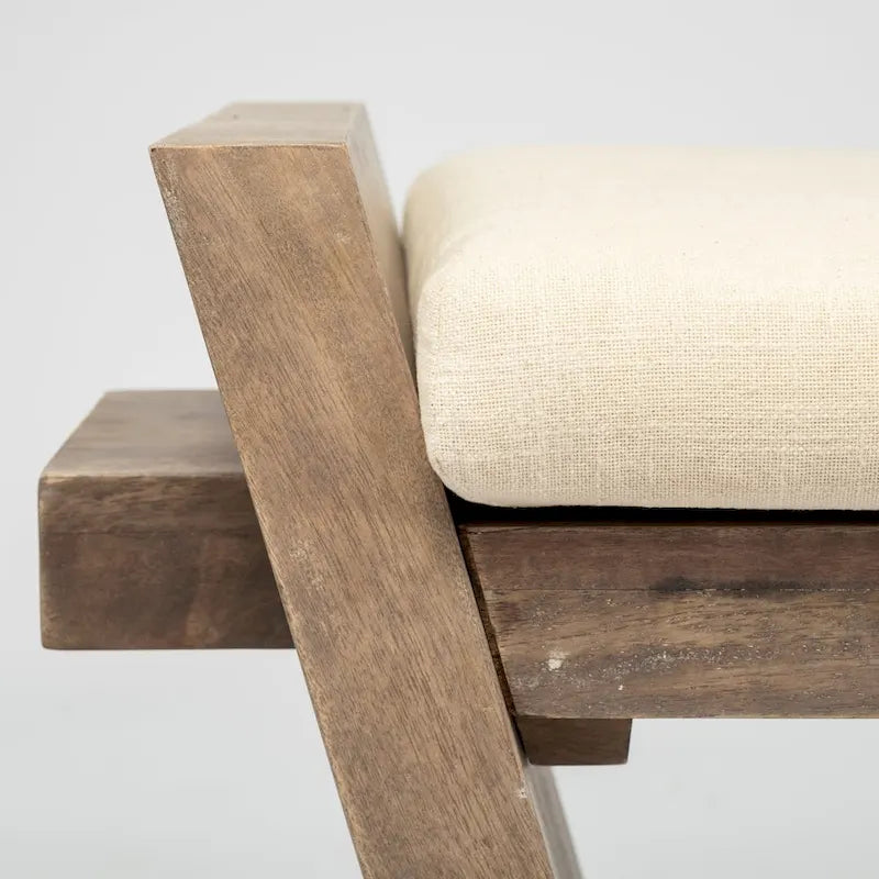 Banc d'entrée rembourré en tissu crème avec piètement angulaire en manguier marron