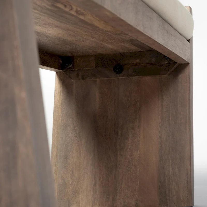 Banc d'entrée rembourré en tissu crème avec piètement angulaire en manguier marron