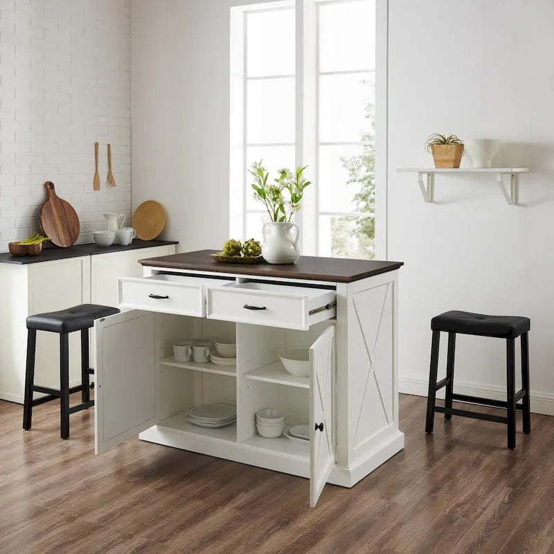 Îlot de cuisine de style campagnard avec plateau en bois foncé et armoires de rangement blanc vieilli
