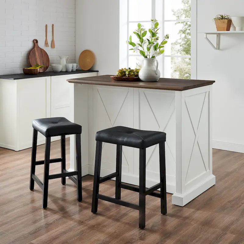 Îlot de cuisine de style campagnard avec plateau en bois foncé et armoires de rangement blanc vieilli