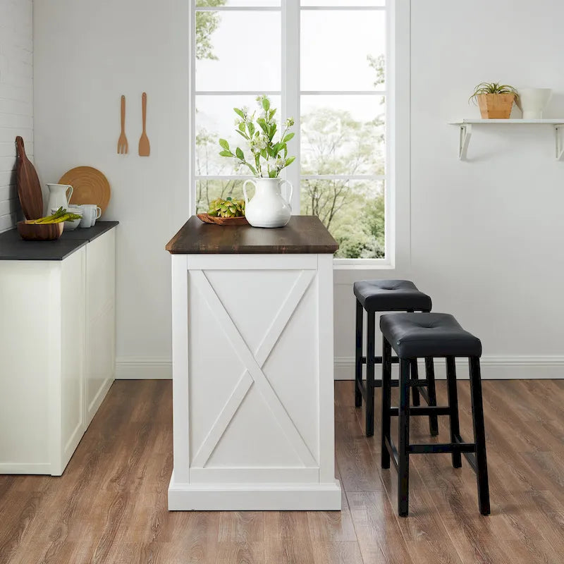 Îlot de cuisine de style campagnard avec plateau en bois foncé et armoires de rangement blanc vieilli