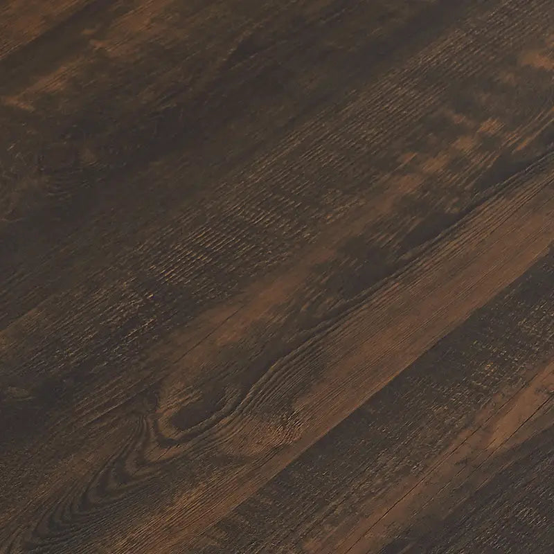 Îlot de cuisine de style campagnard avec plateau en bois foncé et armoires de rangement blanc vieilli
