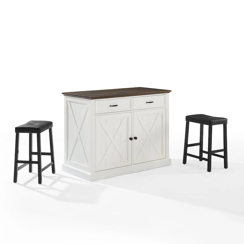 Îlot de cuisine de style campagnard avec plateau en bois foncé et armoires de rangement blanc vieilli