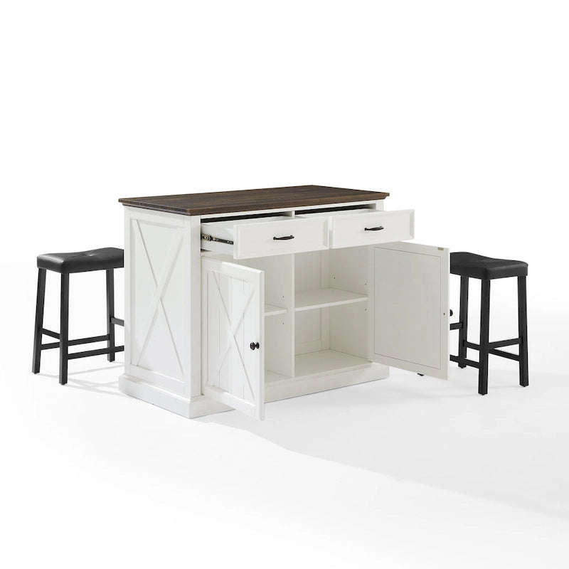 Îlot de cuisine de style campagnard avec plateau en bois foncé et armoires de rangement blanc vieilli
