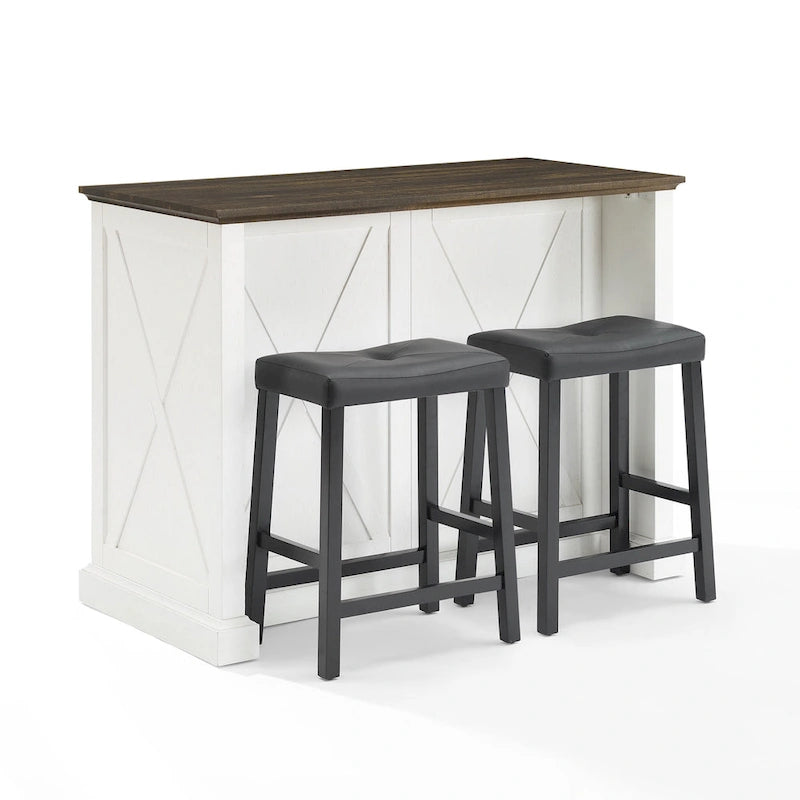 Îlot de cuisine de style campagnard avec plateau en bois foncé et armoires de rangement blanc vieilli