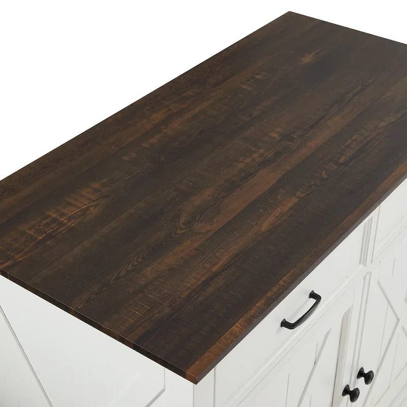 Îlot de cuisine de style campagnard avec plateau en bois foncé et armoires de rangement blanc vieilli