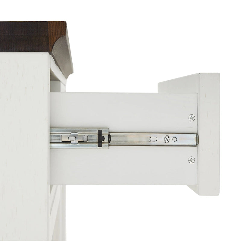 Îlot de cuisine de style campagnard avec plateau en bois foncé et armoires de rangement blanc vieilli