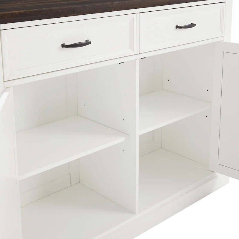 Îlot de cuisine de style campagnard avec plateau en bois foncé et armoires de rangement blanc vieilli
