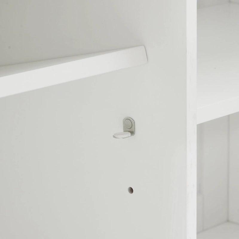 Îlot de cuisine de style campagnard avec plateau en bois foncé et armoires de rangement blanc vieilli