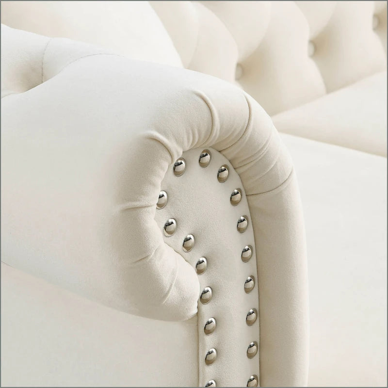 Canapé 3 places en velours capitonné avec garniture cloutée, beige et gris